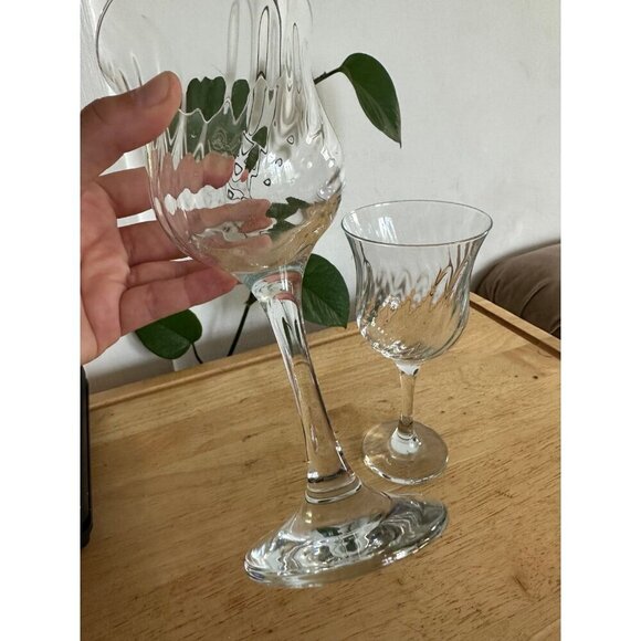 Two Large glass swirled drinkware - Picture 6 of 7